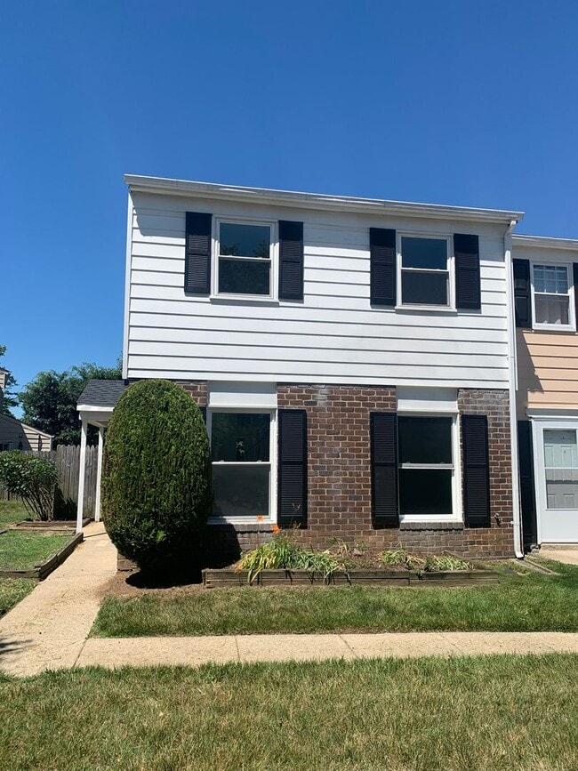 Building Photo - 2 Story, 3 bedroom, 1.5 bath Townhome in Glen Burnie