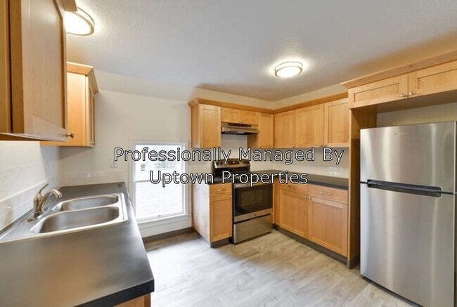 Building Photo - 3 Bed/1 Bath in Beautiful Victorian Triplex