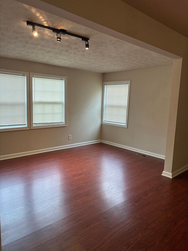 Building Photo - Beautifully Updated 3 Bedroom, 2 Bath Sing...