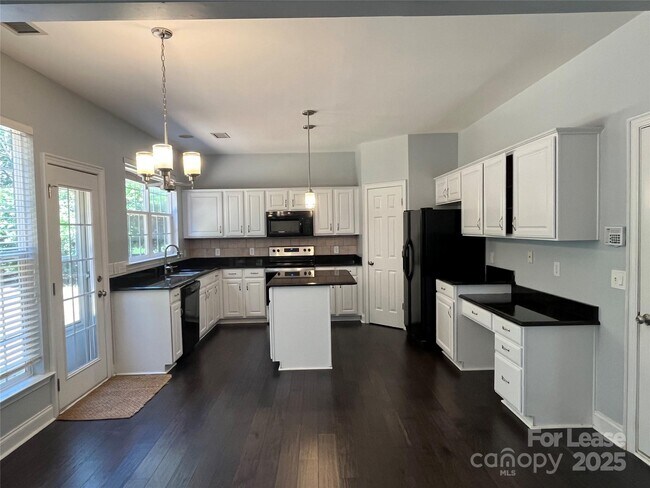 Foto del edificio - 8601 Fieldcroft Dr