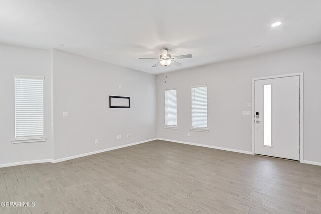 Foto del edificio - 14928 Jack White Ave