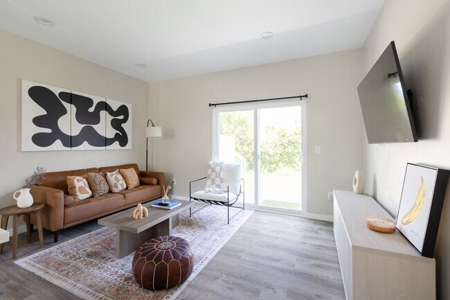 Building Photo - Spacious turfed yard!