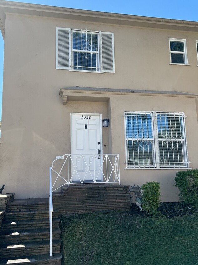 El apartamento da a la calle. - 3332-3336 Stocker St