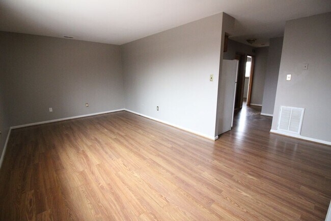 Building Photo - Unit 4