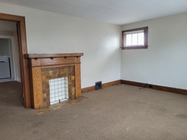 Building Photo - 305 Cascade St