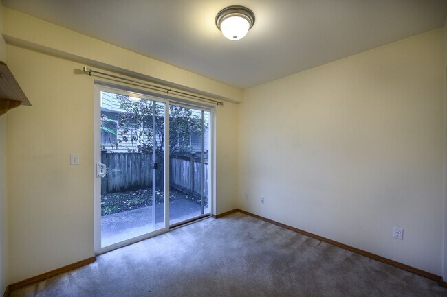 Foto del edificio - Well-maintained 3 bedrooms 2.5 bath townhouse located in the heart of Lake City/Northgate