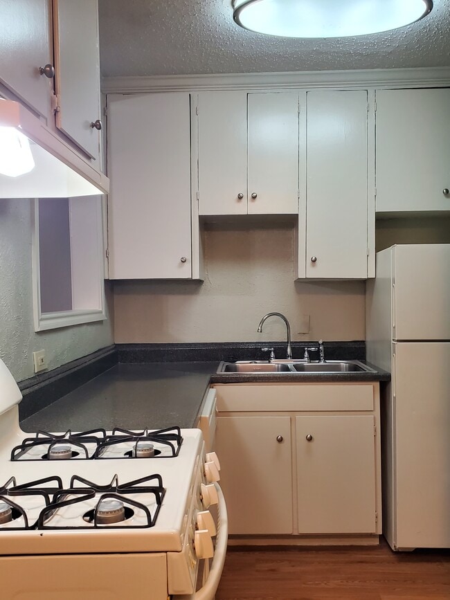 Kitchen - 10120 Kilarney Dr