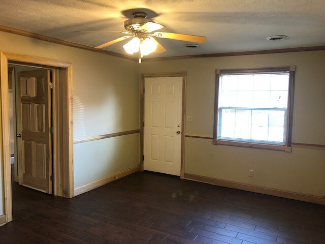 Building Photo - 1616 Spring Valley Dr