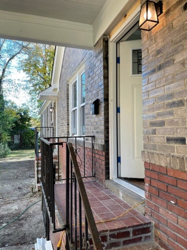 Building Photo - 322 N Claybrook St