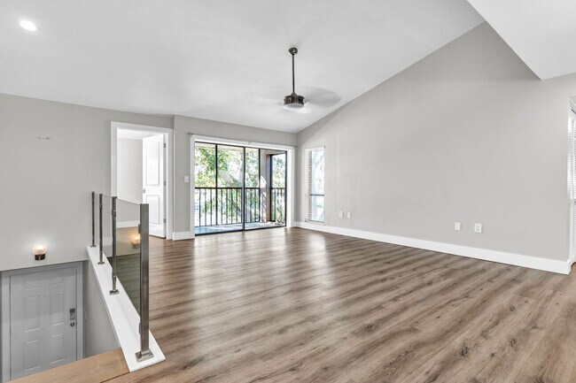 Building Photo - Remodeled 2/2 Waterfront Condo
