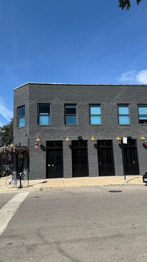 Primary Photo - 2500 W Chicago Ave