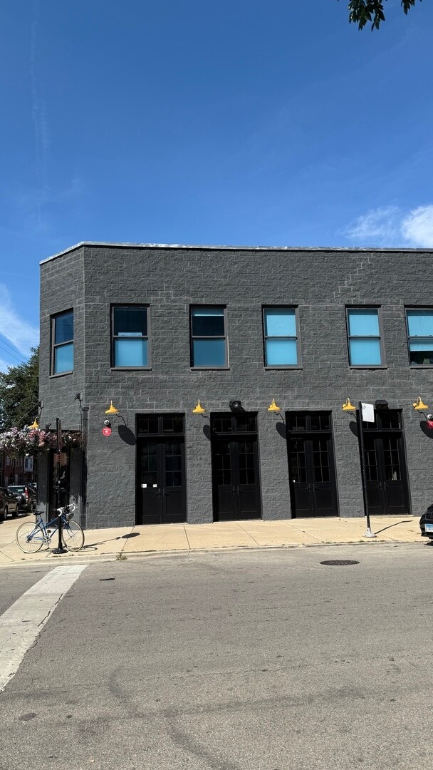 Building Photo - 2500 W Chicago Ave
