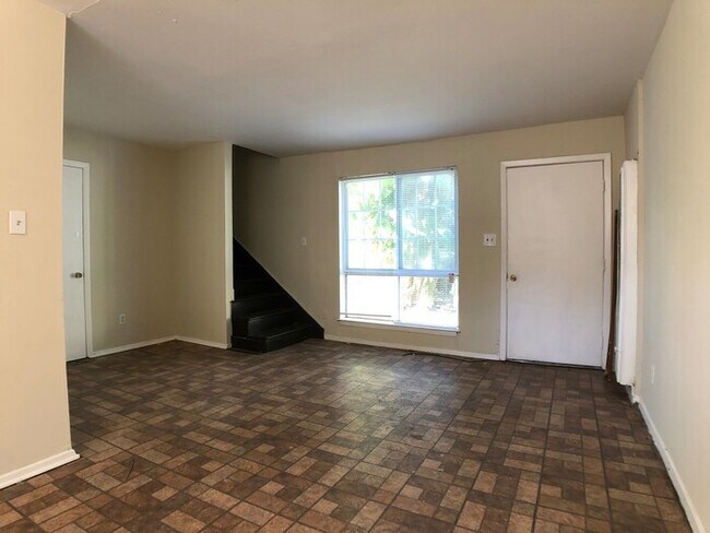 Building Photo - Newly Renovated Apartment in North Memphis!