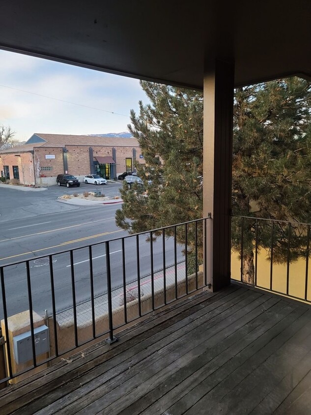 Foto principal - 2 bedroom 1 bath upstairs unit.