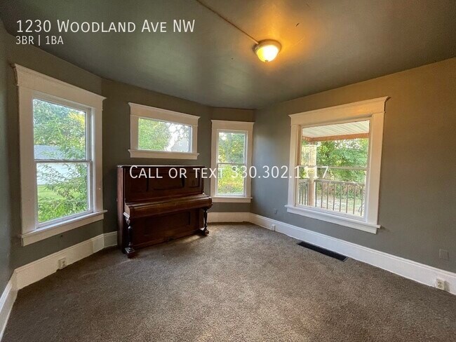 Building Photo - Three bedroom one bathroom home for rent
