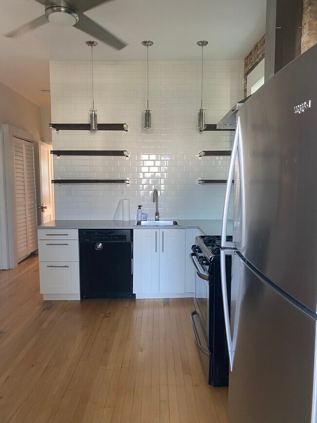 Kitchen - 4532 N Albany Ave
