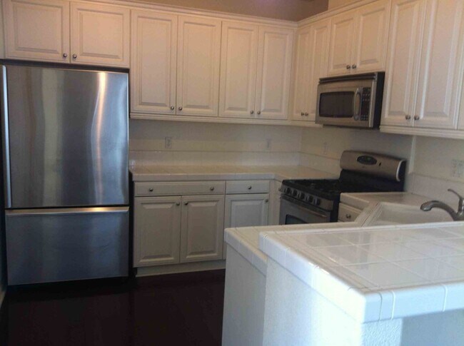 Building Photo - End unit townhome - Stainless Appl, Garage...
