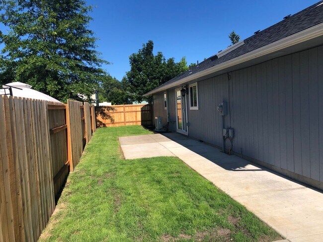 Building Photo - Updated 3 bedroom 2 bath house in Veneta!