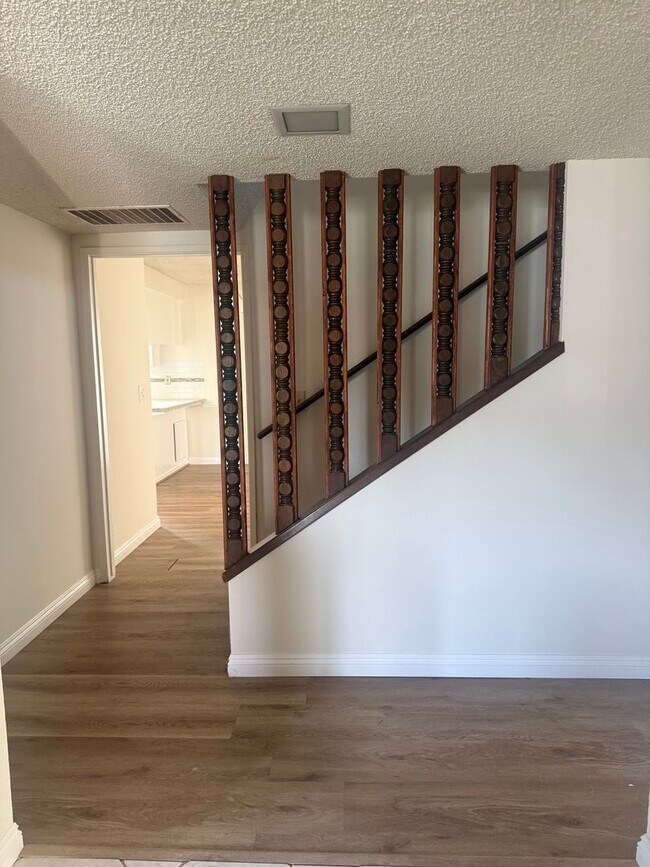 Foto del edificio - SPACIOUS 4 BEDROOM 3 BATH HOME