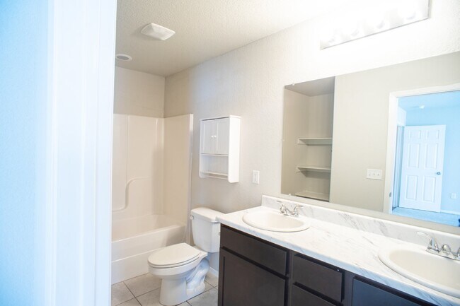 Foto del edificio - "Charming 4-Bedroom Home with 2 Full Baths...