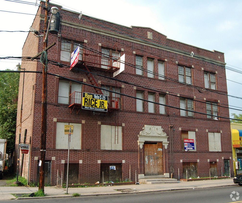 Primary Photo - 956-60 18th Ave