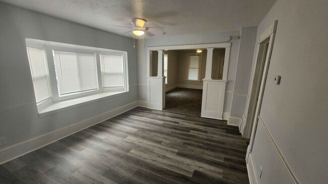 Building Photo - 923 6th St S