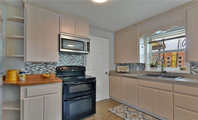 Upstairs Kitchen - 1027 Lombard Ave