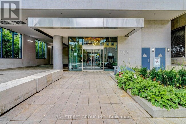 Building Photo - 210 Simcoe St