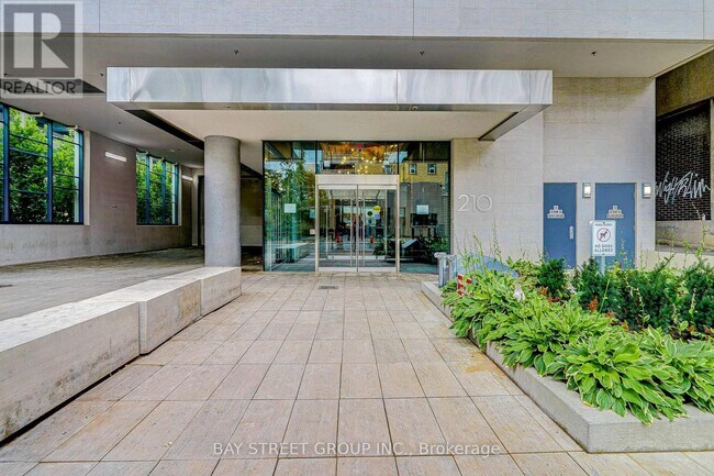 Photo du bâtiment - 210 Simcoe St