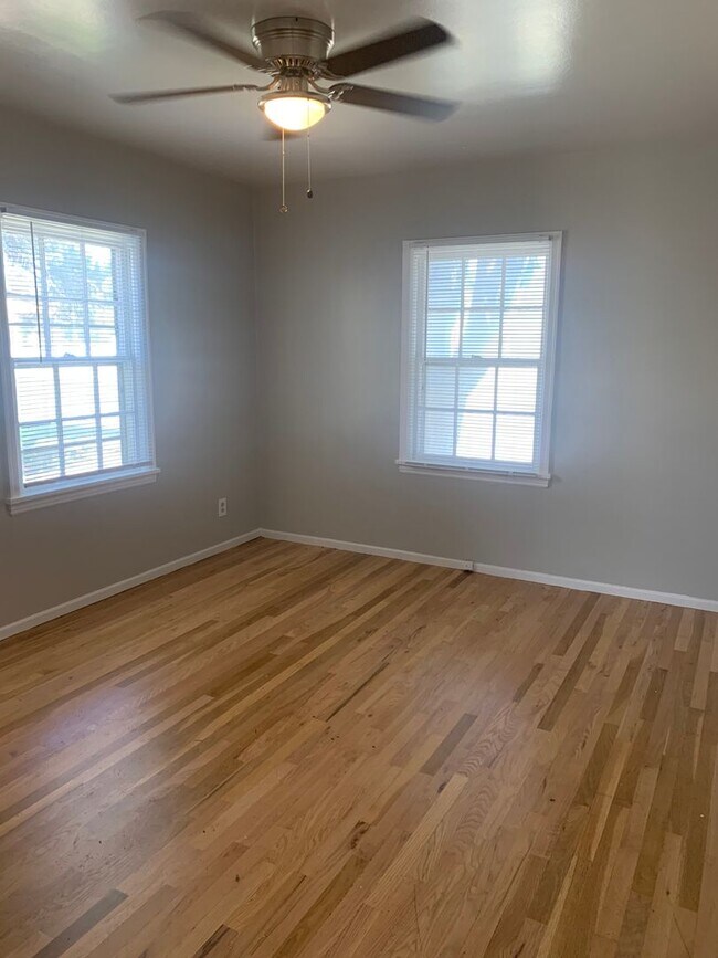 Foto del edificio - 2 BEDROOM, 1 BATHROOM, SINGLE LEVEL APARTMENT