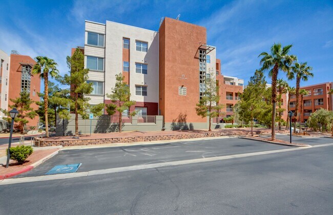Foto del edificio - Park Avenue Mid Rise Condo. All HOA Amenities