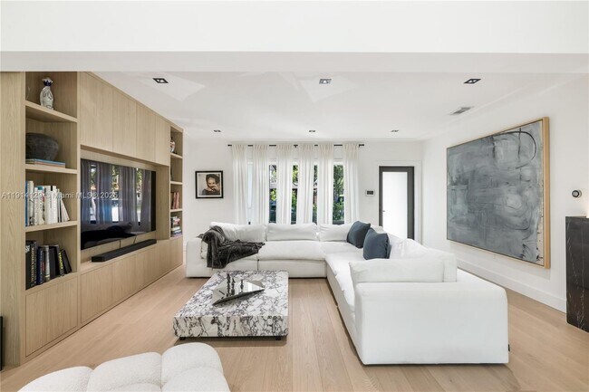 Foto del edificio - 373 NE 104th St