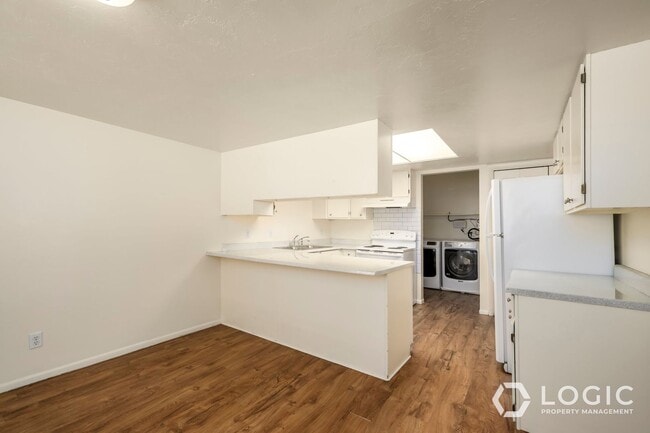 Foto del edificio - End Unit Townhome!