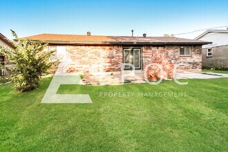 Building Photo - 409 Woodland Dr
