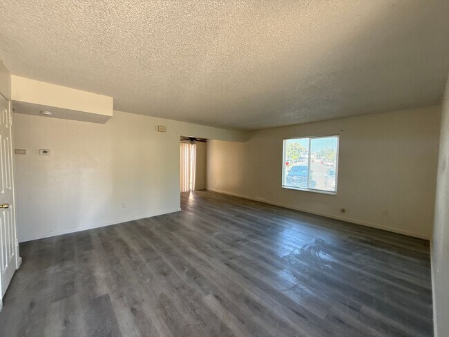 Foto del edificio - 9001-9005 Stacey Ct