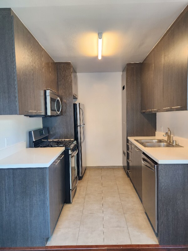 Foto del edificio - 8008 Norton Ave