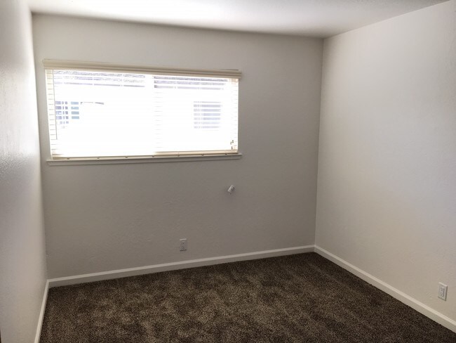 Building Photo - 104 Columbine Dr
