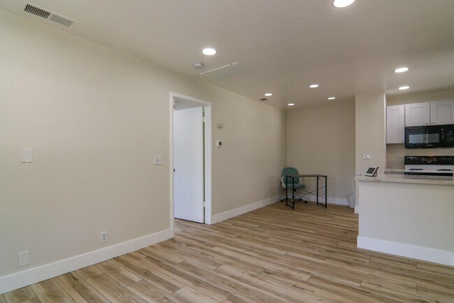 Building Photo - 104 La Contera Ct