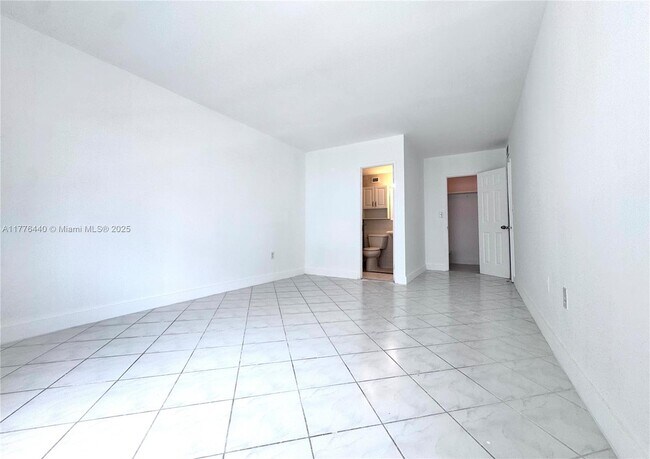 Building Photo - 400 Kings Point Dr