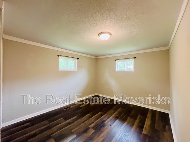 Building Photo - 277 Pine Ave