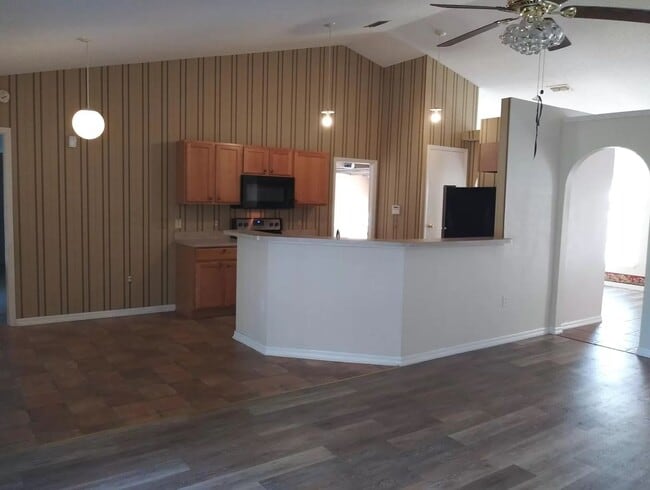 Building Photo - 14169 Spring Hill Dr