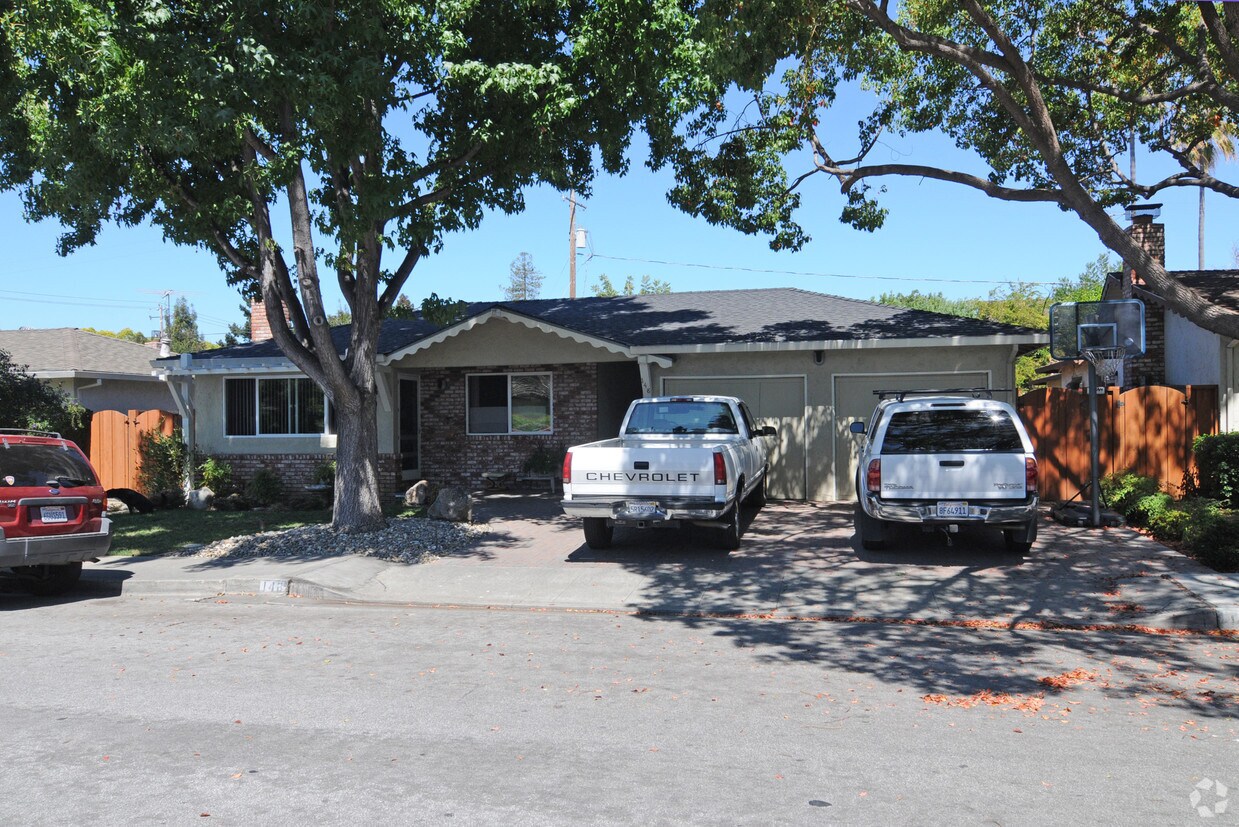 Primary Photo - 148 A,B Mercy St