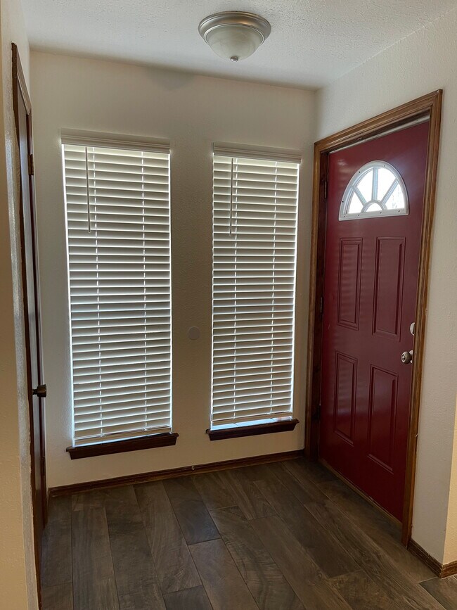 Foto del edificio - 908 Acacia Cir