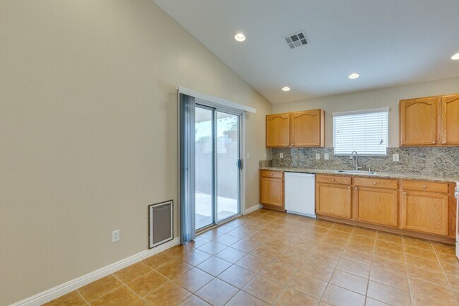 Building Photo - Single story 3 bedroom home in a lovely NW community