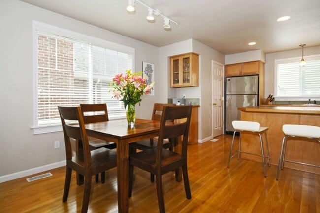 Building Photo - 2Bd/1.5Ba Seattle Townhome