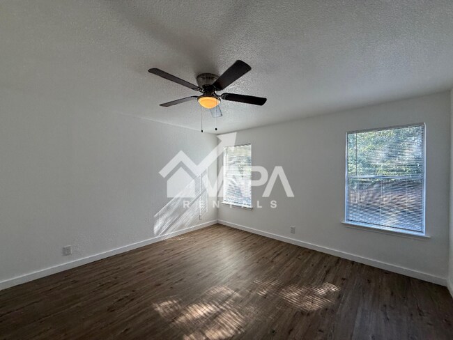 Foto del edificio - 7226 Bull Creek Dr