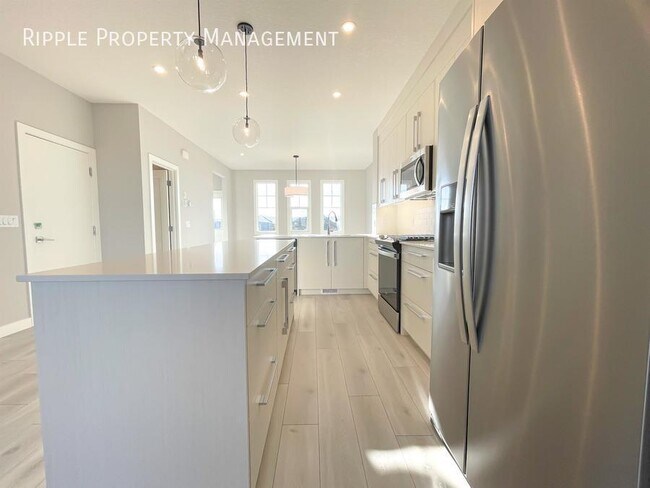 Building Photo - Modern 3 Beds, 2.5 Baths Main Floor/ Upper...