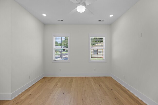 Foto del edificio - 136 McCowat St