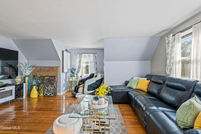 Foto del edificio - 321 Hackett Blvd