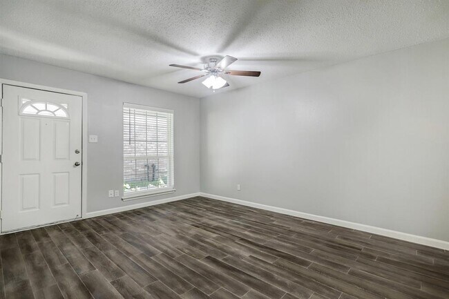 Building Photo - 190 W Tri Oaks Ln